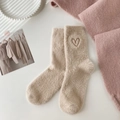 Calze calde in velluto di visone beige con un piccolo ricamo a cuore marrone scuro laterale - Taglia unica / Cachi