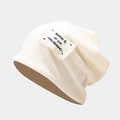 Dettaglio del berretto in maglia bianco crema con trama a coste verticali ed etichetta - M(56-58cm) / Bianco Sporco