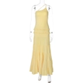 Détail d'une robe longue jaune à épaule dénudée avec volants et découpe dans le dos - L / Jaune