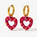 Gouden oorringen met magenta hart hanger en kleurrijke edelsteen inlegwerk - Rozerode Emaille Hart Stijl (KDE1121)