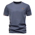 T-shirt da uomo azzurra in cotone con logo ricamato arancione su sfondo bianco pulito - Blu Grigio