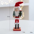 Schiaccianoci natalizio in legno da 27cm rosso e bianco con albero e pacco regalo - Babbo Natale con albero e regalo