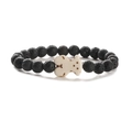 Vista dettagliata del bracciale elastico in pietra lavica nera con ciondolo a orso - Pietra lavica