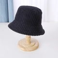 Detalle de gorro de pescador en pana negra sobre un soporte de madera - M (56-58cm) / Negro