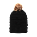 Detalle del gorro de punto trenzado negro con un suave pompón de piel sintética marrón - Negro