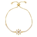 Adjustable golden bolo bracelet with daisy flower charm made of zircon stones - White