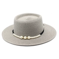 Dettaglio di cappello di paglia boater con nastro nero e accenti di perle bianche - Grigio