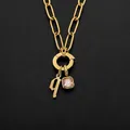 Goldene Halskette aus Edelstahl mit Buchstabe q und rosa Kristallanhänger - Buchstabe Q