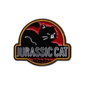 Emaille-Anstecknadel mit schwarzer Katze und Jurassic Cat Text im Film-Logo-Stil - Jurassic Cat Logo Stil (QHXZ240)