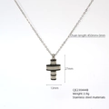 Dimensions techniques du pendentif croix montrant la taille 27x13mm sur chaîne en acier inox - 444-Argent & Noir Épissé