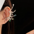 Dettaglio di un earcuff colorato a forma di ala con cristalli multicolore su modella - Polsino per orecchie - Orecchio sinistro / Colorato