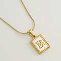 Collier maille serpent en acier plaqué or 18K avec pendentif lettre B sur blanc - B (Avec Chaîne)