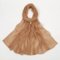 Detail eines goldbraunen Schals aus Chiffon mit Metallic-Glanz und eleganter Wellenstruktur - 180x70cm / Camel