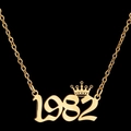 Collar dorado con colgante de corona y número 1982 en una elegante cadena de eslabones - 1982 / Color Acero