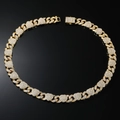 Dettaglio ravvicinato di una collana cubana placcata in oro con cuori ghiacciati - Collana-18pollici / Oro