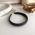 Detail of dark gray sponge headband with ribbed texture and black handmade woven label - Gray
