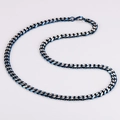 Primer plano de cadena cubana minimalista con degradado de color plata hacia azul - 8mm / Azul y Plata