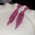 Dettaglio di orecchini a nappa con strass rosso rosa su un piatto di ceramica bianca lucida - Perno in Argento - Rosso Rosa