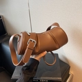 Sac cylindrique plissé marron avec bandoulière réglable et détails en métal argenté - Marron