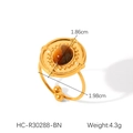 Dettaglio macro di un anello vintage in acciaio inossidabile con occhio di tigre e rilievo - Stile Piatto a Rilievo(HC-R30288-BN)