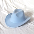 Klassischer himmelblauer Wollfilz-Cowboyhut mit breiter Krempe auf weißer Seide - Himmelblau