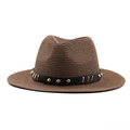 Detalle de sombrero de paja con banda de cuero negro y remaches metálicos dorados - 58cm / Marrón