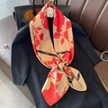 Carré de soie beige élégant avec motifs floraux rouges classiques pour femme chic - 23229 Image Principale / 90*90cm
