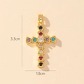 Dettaglio del ciondolo a croce placcato in oro con pietre di zircone colorate e dimensioni - Stile R-Croce in Zircone Multicolore (3.3cm)