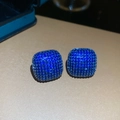 Primer plano de pendientes de circonita azul cuadrada con engaste micro-pave y estilo vintage - Pin de plata 925 / Negro de Humo Azul - Cuadrado