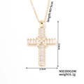 Elegante collana con ciondolo a croce dorata con pietre di zircone su sfondo bianco - Stile Zirconia Trasparente (N00399GDW)