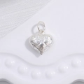 Dettaglio macro di un ciondolo a cuore in argento 925 con trama a griglia e cavo - Ciondolo a Cuore con Trama a Cuore Argento