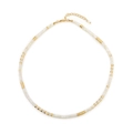 Collar choker bohemio con cuentas de concha blanca y detalles dorados - Blanco/Dorado