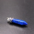 Diepblauwe lapis lazuli zeshoekige zuil hanger met een zilveren gedetailleerde sluiting - Lapis lazuli