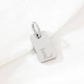 Ciondolo rettangolare in acciaio inossidabile lucido con la lettera L in finitura argento - Lettera L (KLJ9844-Z) / Argento