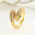 Retro-Ring mit Doppel-Schlangenkopf, bunten Zirkonen und goldener Schuppentextur - Stil 1 / Gold