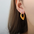 Minimalistische U-vormige 18k vergulde titanium oorbellen met spiegelglans-afwerking - Goud