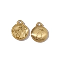 Vue macro du pendentif Gémeaux en or 18k avec relief et constellation d'étoiles - Gémeaux