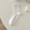 Minimalistische reinweiße Baumwollsocken mit elastischem Rippbündchen auf weißem Tisch - Einheitsgröße / Mondlichtweiß