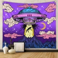 Dettaglio di un arazzo sci-fi retrò con raggio UFO sopra montagne blu su parete bianca - 73X95CM/Tessuto Spazzolato / GT105-2 UFO Psichedelico