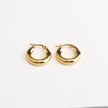 Nahaufnahme polierter goldener Chunky-Creolen mit sicherem Schnappverschluss - Klein AD 20mm