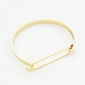Gros plan détaillé d'un bracelet en cuivre doré avec un fermoir géométrique rectangulaire unique - Style Ouvert à Barre Horizontale (SZ108) / Doré
