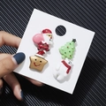 Detailaufnahme von Acryl-Weihnachtsohrringen mit Weihnachtsmann und Rentier auf Karte - Weihnachtsmann Stern Baum Bär Harz