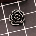 Elegante spilla a rosa in smalto nero con accenti in cristallo e base argentata - X0138 Camelia-Argento