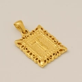 Pendentif carré doré avec bords ondulés évidés et lettre sur fond rose tendre - T-Pendentif Seul