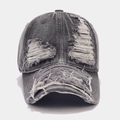 Detail der dunkelgrauen Denim-Baseballkappe im Distressed-Look mit Vintage-Löchern und Fransen - Verstellbar / Dunkelgrau