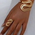 Macro detail of minimalist gold wavy bangle and adjustable ring set on a deep skin tone - Minimalist Streamlined Wave Bangle & Ring Set (29 几何2件)