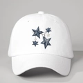 Berretto da baseball in cotone bianco con stelle ricamate blu e catenelle d'argento - Bianco
