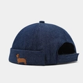 Detail van het teckelborduurwerk op de donkerblauwe denim docker muts voor dames - Verstelbaar / Donkerblauw