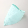 Détail d'un bavoir bébé vert menthe en mousseline montrant la texture douce du coton - Vert Émeraude