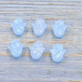 Blaue Opal Hamsa Hand Anhänger mit schillernden Flocken auf Holzgrund - Handform Ohne Loch / Himmelblau